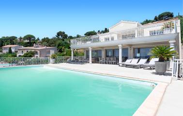 Location de vacances pour 10 personnes, avec terrasse ainsi que piscine et jardin dans Les Issambres