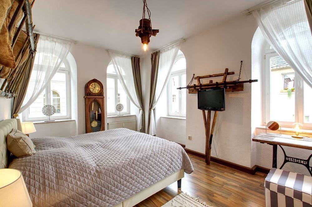 Geheel appartement, Spacious vacation apartment for up to 8 people centrally located next to St. Annenkirche church in Annaberg-Buchholz, Ertsgebergte