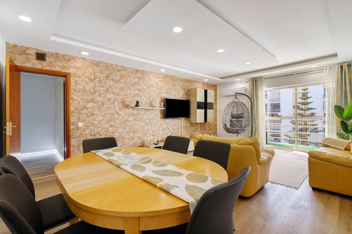 Entire apartment, Apartment 'Churrasco e Praia – 200m Away' with Balcony, Wi-Fi and Air Conditioning in Armação de Pêra (costa), Armação de Pera