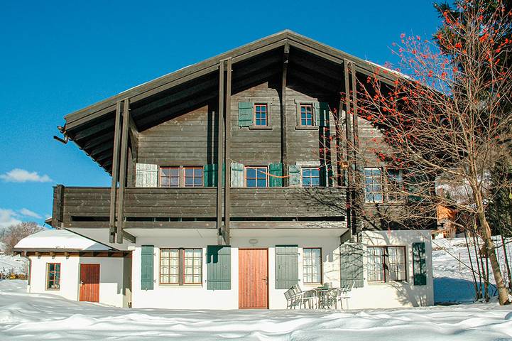 Ferienhaus für 11 Personen, mit Ausblick und Balkon in Ernen