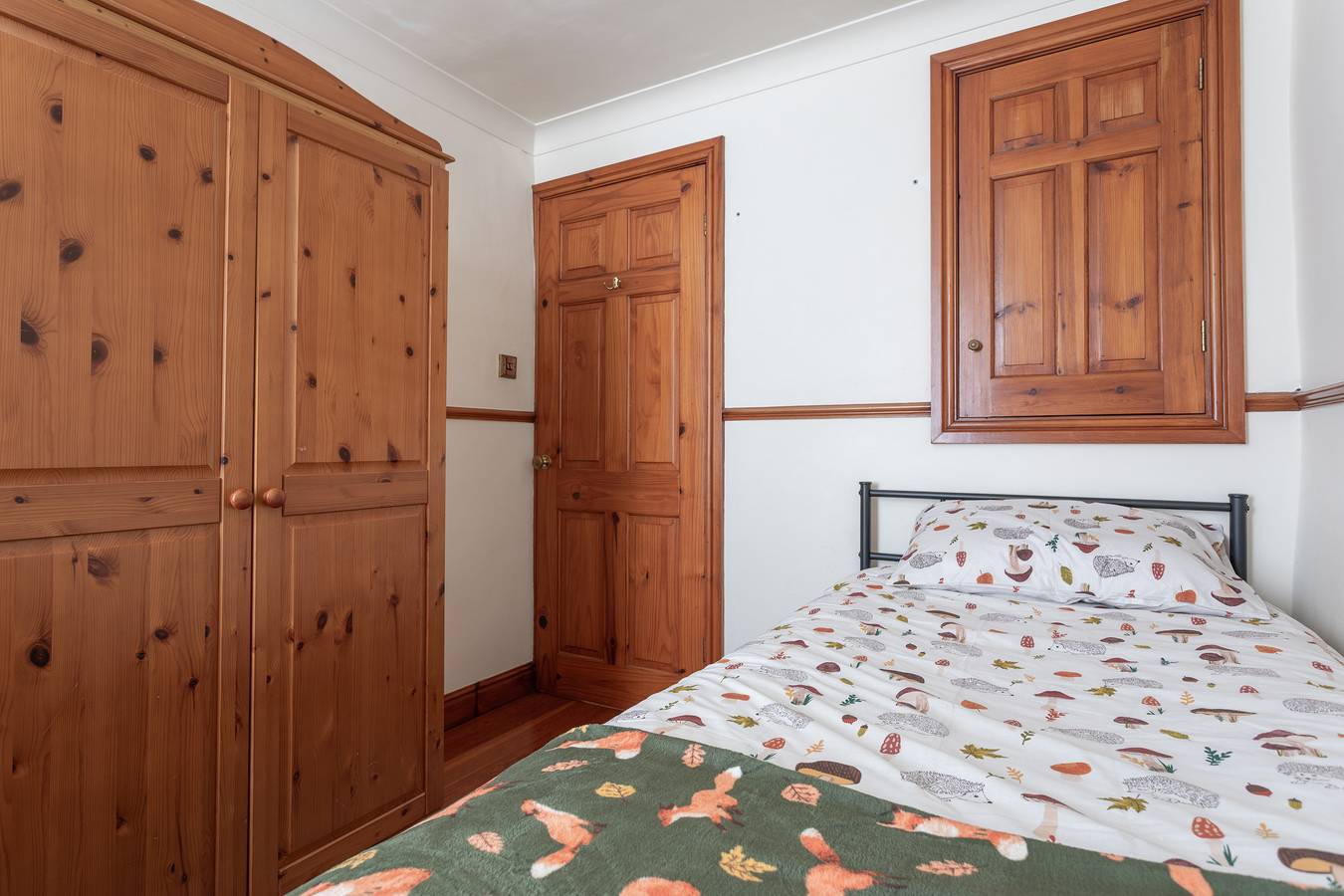 Haworth Village House - Sleeps 6, Parking & Pets! in Haworth, West Yorkshire