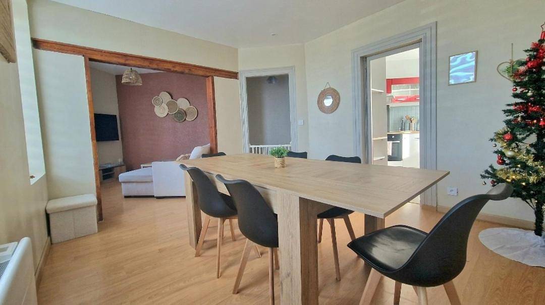Proche Nausicaa, gare & remparts, spacieuse maison 3 chambres, cour privée, parking gratuit, Adaptée aux vélos in Boulogne-sur-Mer, Région de Boulogne-sur-Mer