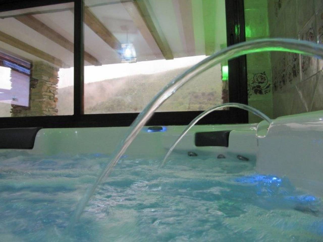 Haus mit integrierter Felswand und Jacuzzi in Laroya, Provincia de Almería