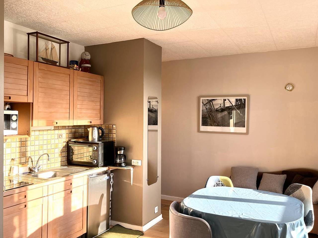 Entire apartment, Cozy studio for 2 with parking in Perros-Guirec, near St Guirec beach in Perros-Guirec, Pink Granite Coast