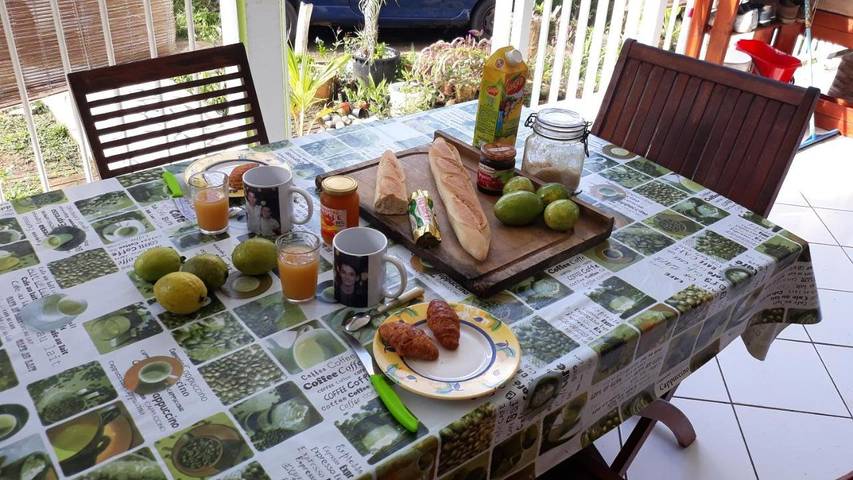 Gîte pour 3 personnes, avec piscine ainsi que jardin et jacuzzi à Les Abymes - 2