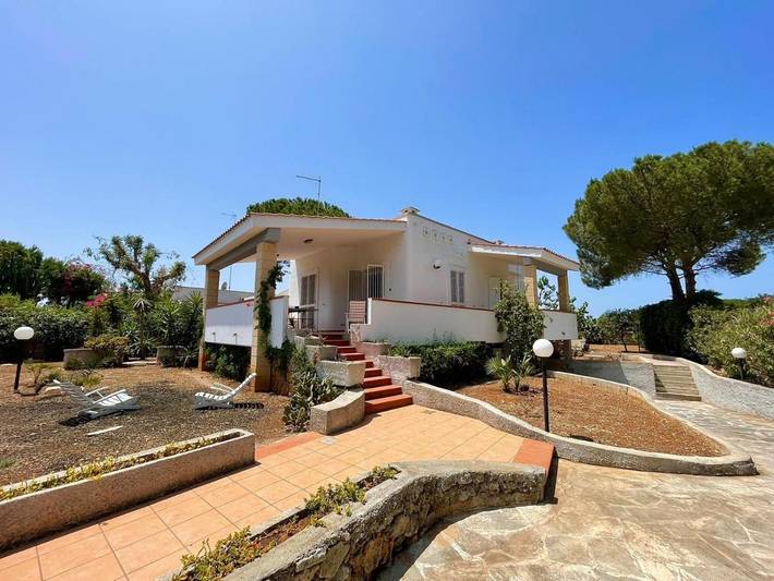 Villa per 5 persone, con giardino e panorama, adatto a famiglie con bambini in Polignano a Mare