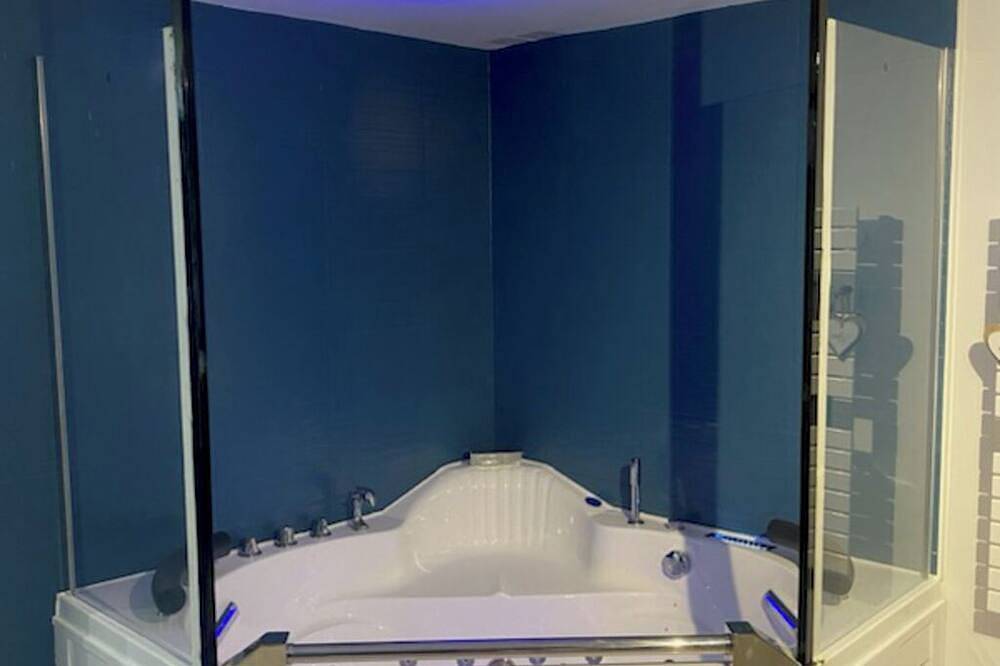 Appartement entier, Le Cupidon, 2 à 4 pers avec Baignoire-Balnéo. Nid d'Amour  Nuit de Souvenirs in Montmeyan, Région de Brignoles
