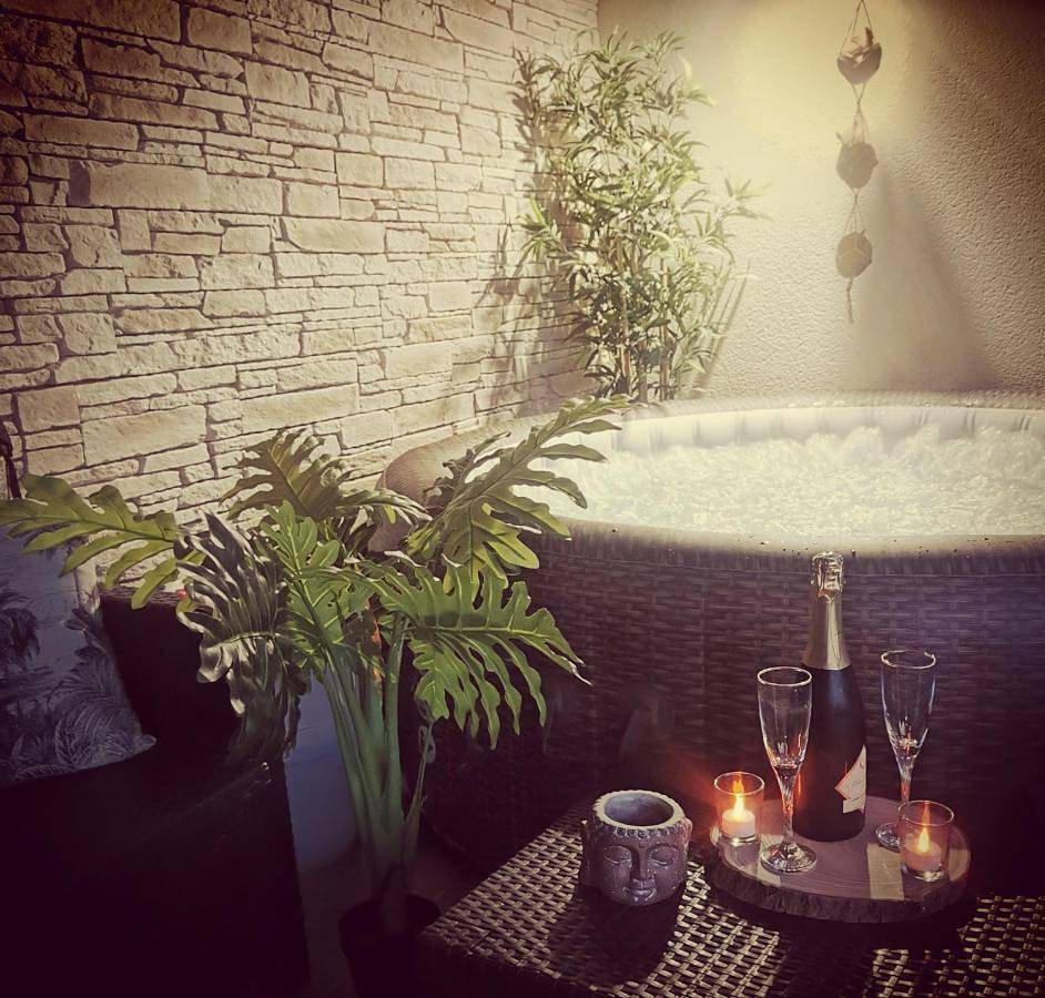 Logement cosy avec piscine et jacuzzi privatifs in Saint-Dolay, Région de Vannes