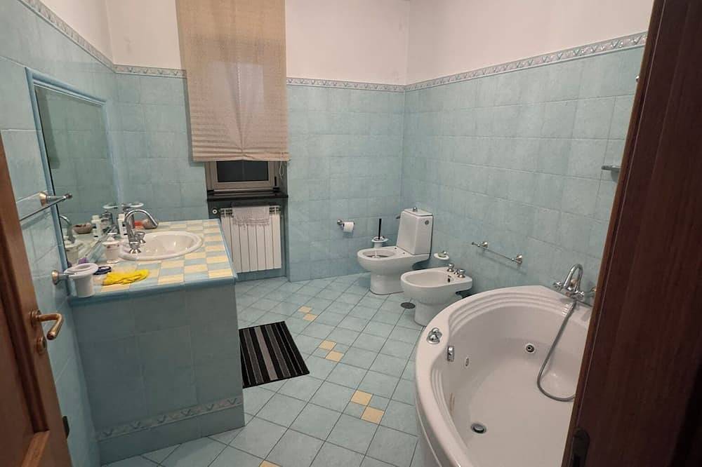 Detached cottage among the pines of Sila (Cs) in Rose, Cosenza Provinz