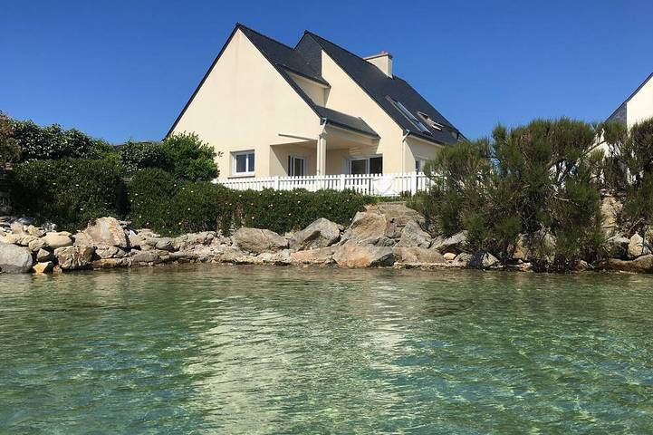 Holiday rental for 12 people, with garden and terrace as well as hot tub in Roscoff
