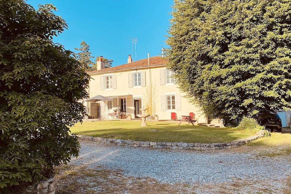 Gites Rue Du Chateau - four traditional French cottages in Ruffec, Charente