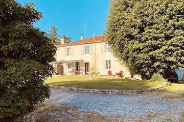 Gîte pour 15 personnes, avec jardin à Ruffec