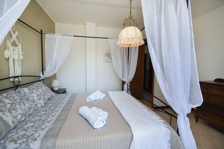 Villa Carini Holiday House by the Sea and Jacuzzi pool in Carini, Provincia de Palermo