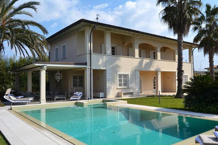 Villa con piscina per 12 persone, con idromassaggio e piscina a Forte dei Marmi