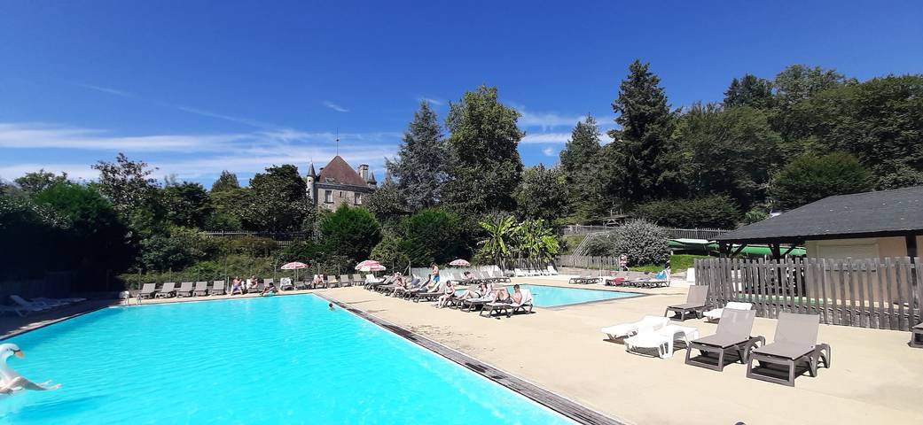 Chalet pour 4 personnes, avec Terrasse et Jardin ainsi que Piscine et Vue sur le lac