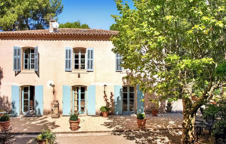 Location de vacances pour 12 personnes, avec Terrasse et Piscine à Saint-Antonin-sur-Bayon