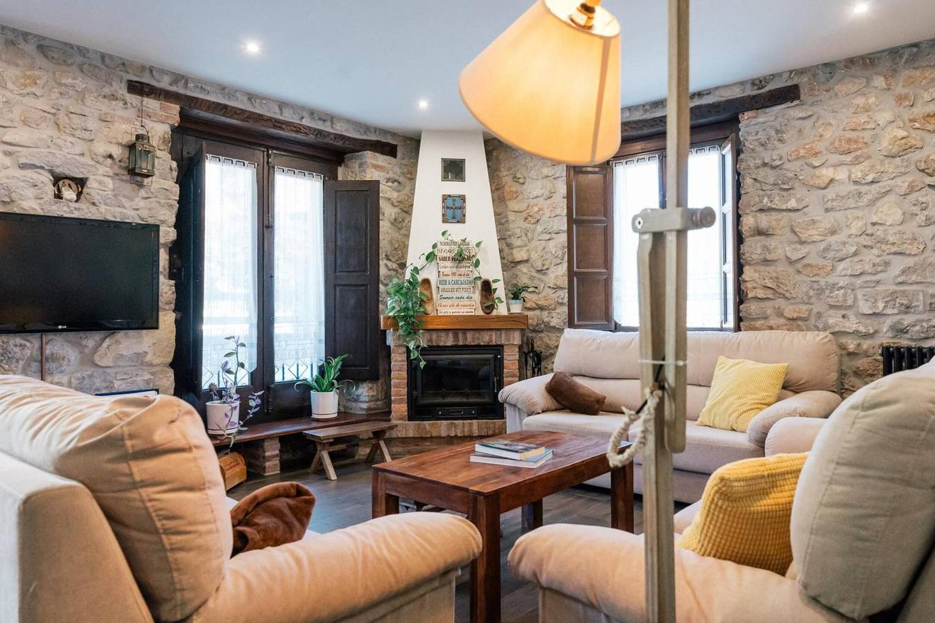 Ferienhaus 'El Reinazu' mit Bergblick, privater Terrasse und Wlan in Sotu Cangues, Cangas de Onís