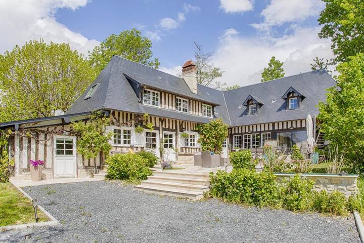 Location de vacances pour 10 personnes, avec vue et jardin ainsi que piscine et terrasse, animaux acceptés à Bonneville-sur-Touques