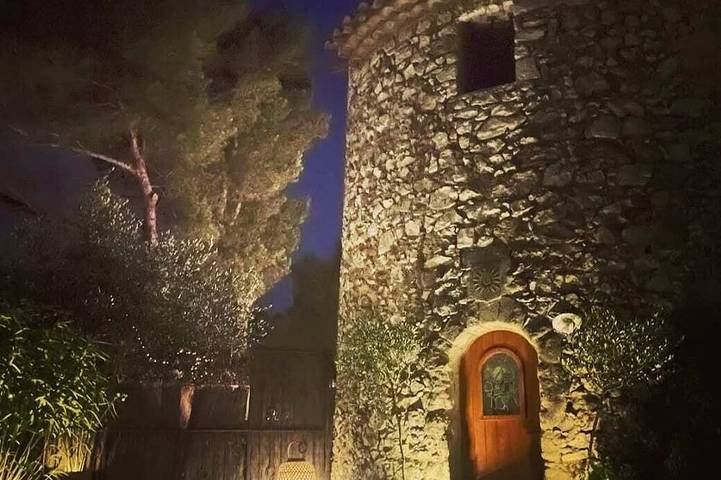 Ganze Wohnung, Le Moulin Rouge Provençal : charming old windmill with hot tub close to Aix in Bouc-Bel-Air, Mittelmeerküste (Frankreich)