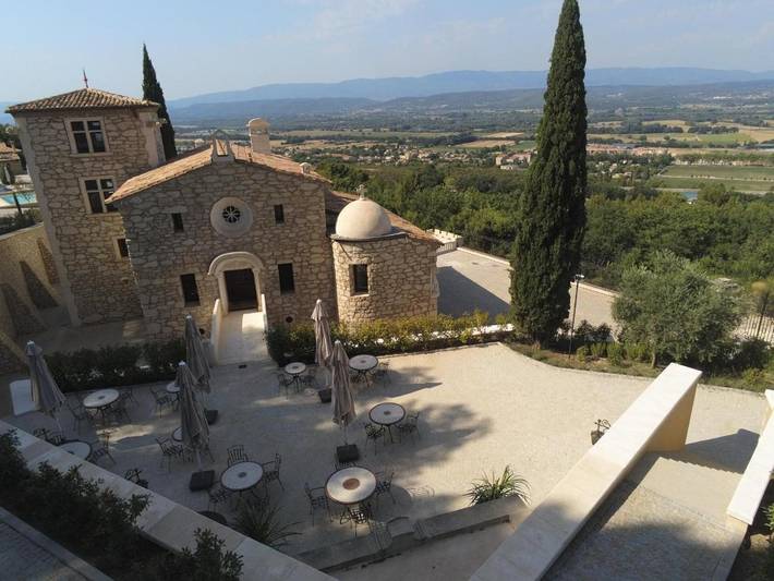 Hôtel pour 16 personnes, avec jacuzzi ainsi que terrasse et piscine