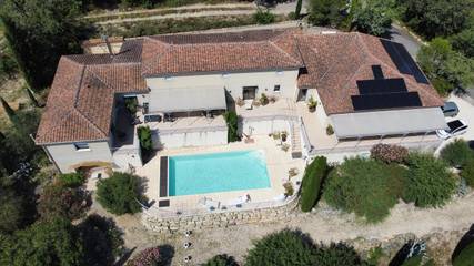 Chambre d’hôte pour 2 personnes, avec vue et terrasse ainsi que jardin et piscine à Saint-Thomé