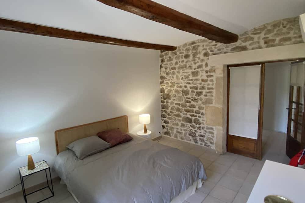Charming house 800 m from the river with terrace and courtyard. in Cornillon, Nimes und Umgebung