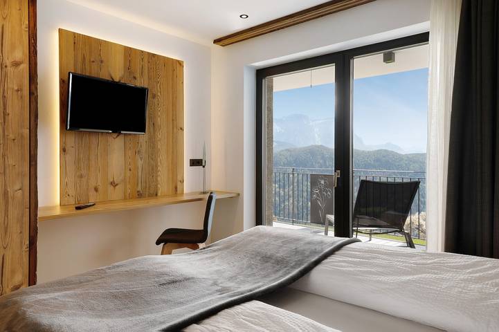 Entire apartment, Holiday Apartment 'Platiederhof Apt Unterpulg' with Mountain View, Shared Garden & Wi-Fi in Tschöfas, Lajen