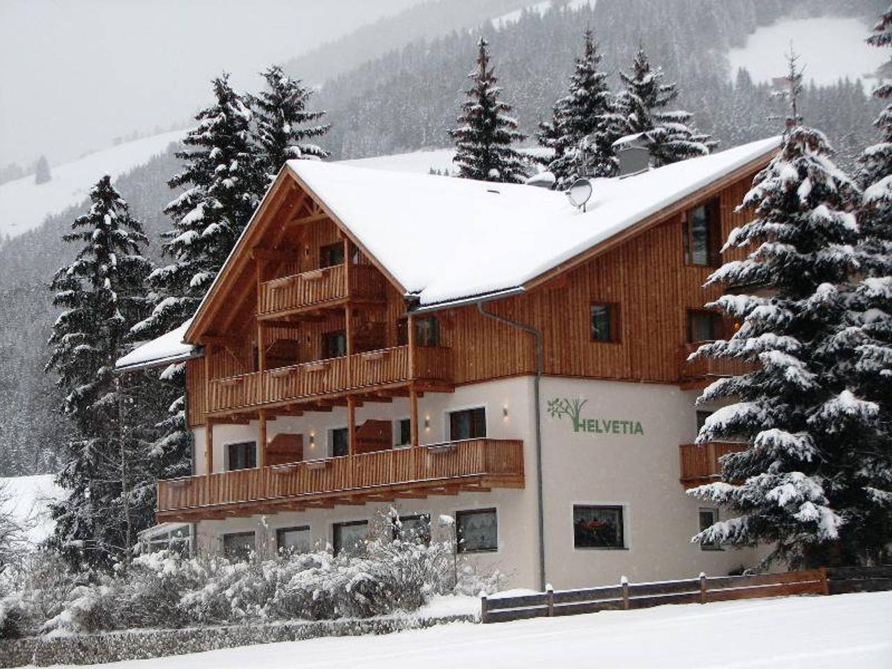 Ganze Ferienwohnung, Garni Helvetia - Familienzimmer superior (zwei interne Zimmer) in Pragser Wildsee, Niederdorf