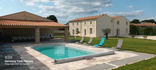Gîte pour 15 personnes, avec terrasse ainsi que piscine et jardin en Nouvelle-Aquitaine