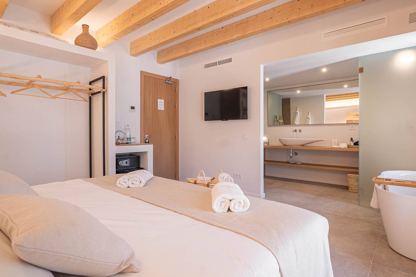 Room '203 - Doble Superior' with Sea View, Wi-Fi and Air Conditioning in Capdepera, East Majorca