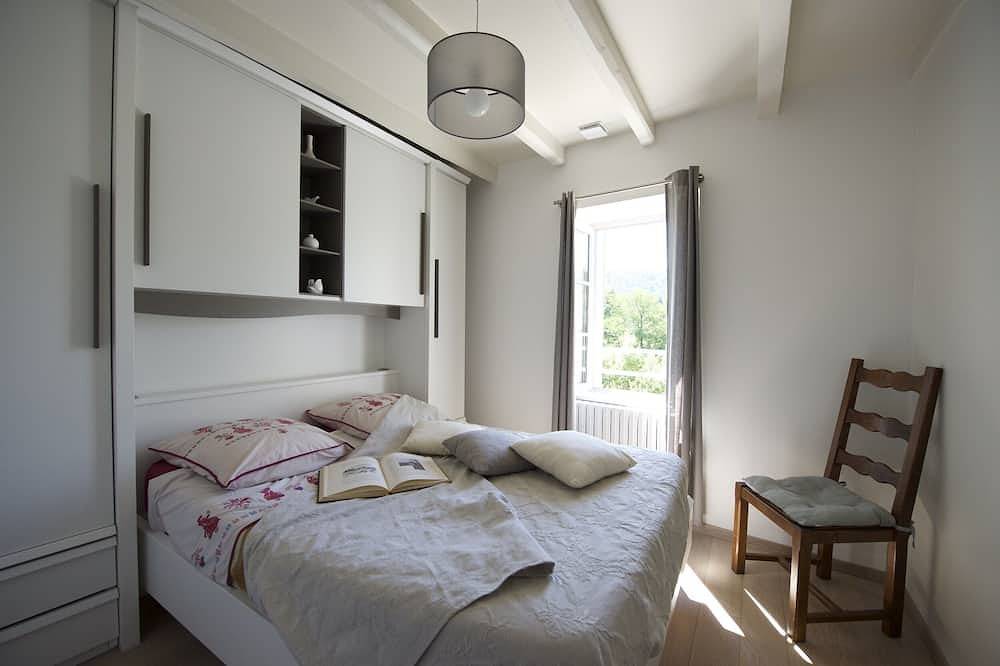 Le Moulin confortable Maison 4 per au bord de la rivière Sioule. in Châteauneuf-les-Bains, Puy-de-Dôme