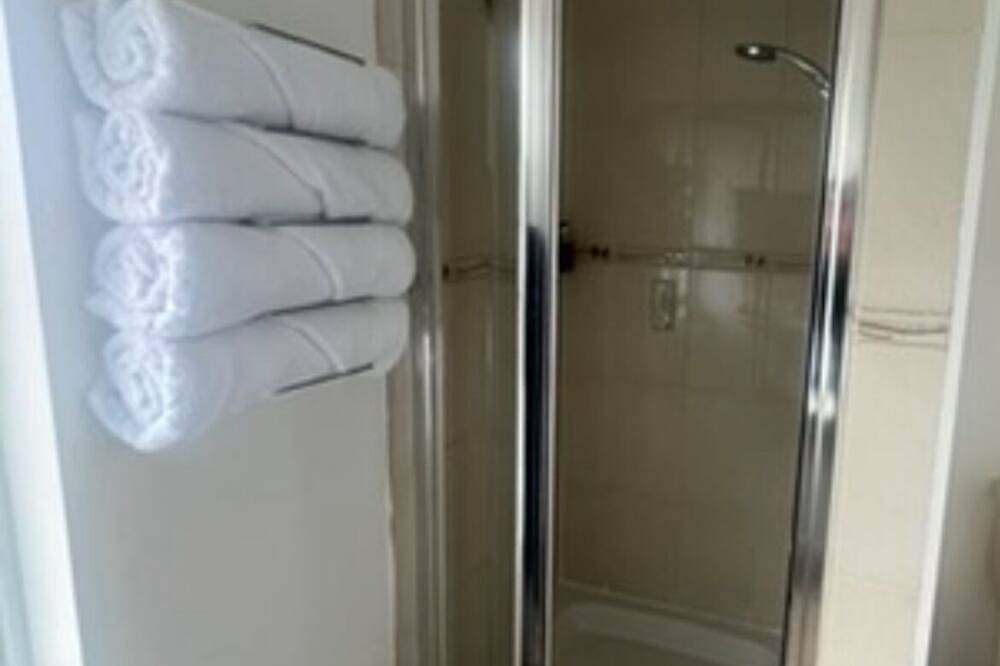Guest Suite  10 mins from Nc500 route! Private guest entrance En-suite Room only in Strathpeffer, Highlands