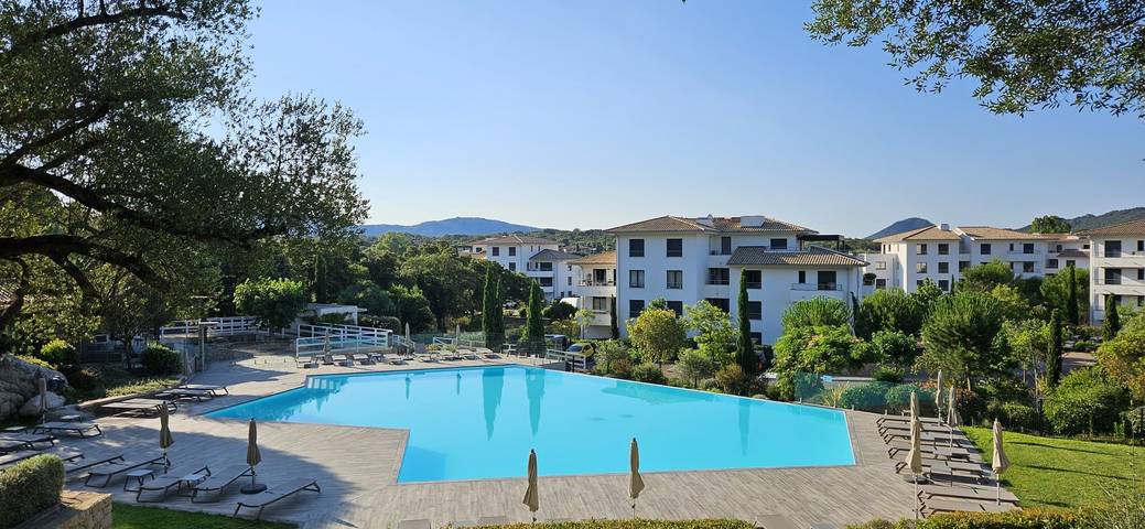 Appartement de vacances pour 5 personnes, avec terrasse ainsi que piscine et jardin