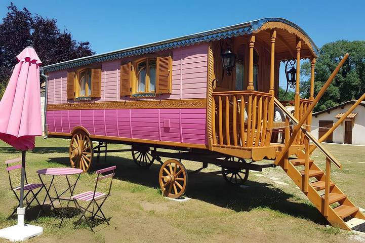 Location de vacances pour 2 personnes, avec jacuzzi et sauna ainsi que piscine et jardin, animaux acceptés à Bussac-Forêt