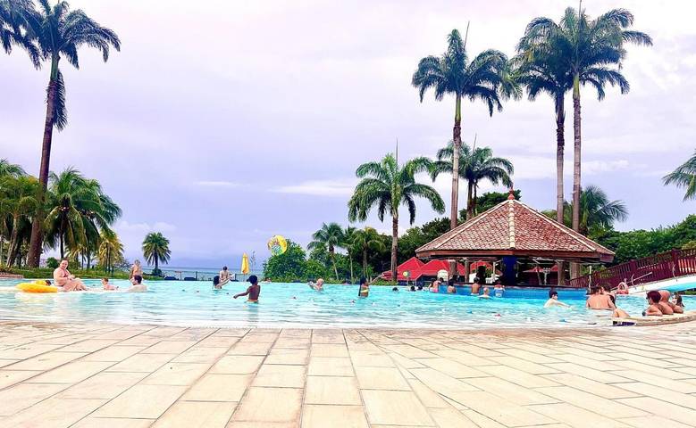 Hôtel pour 4 personnes, avec jardin et bassin pour enfant ainsi que vue et piscine, animaux acceptés
