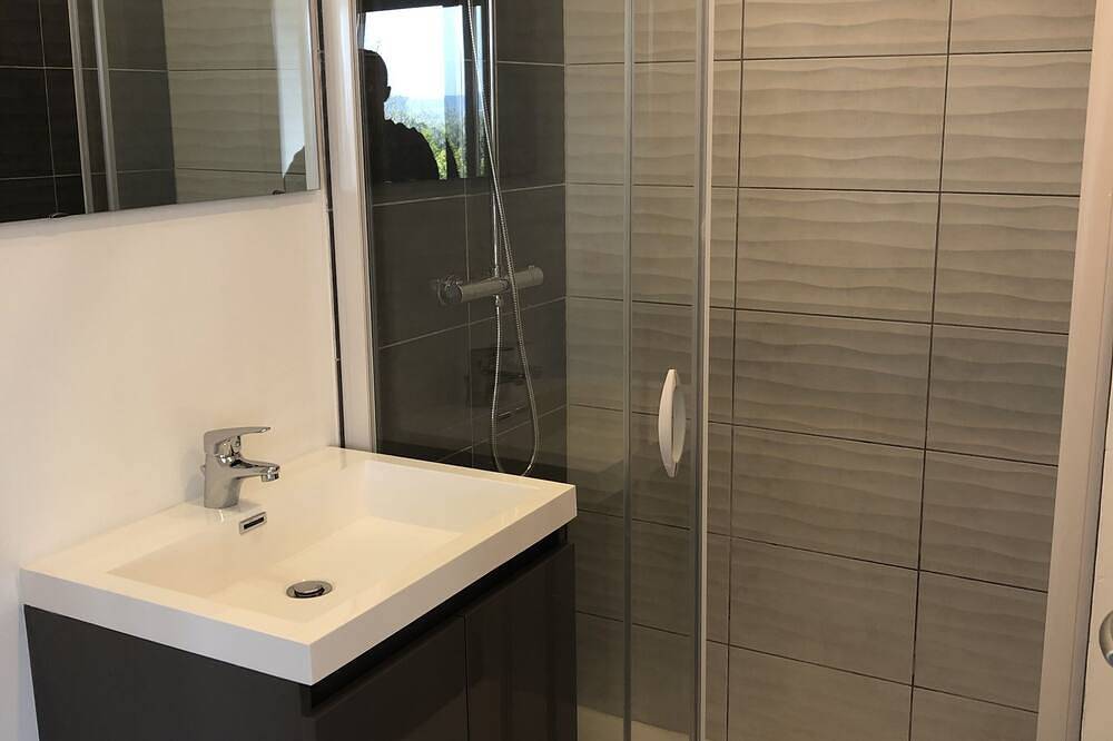 Villa moderna con aire acondicionado, piscina y vistas impresionantes. in Oraison, Alpes de Alta Provenza