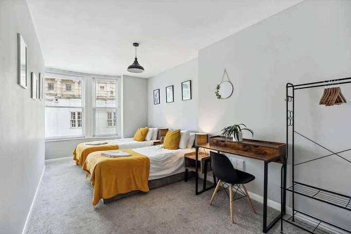 Entire apartment, Beach Access Apartment w/ Pier Views & Near Lanes in Brighton, Sussex
