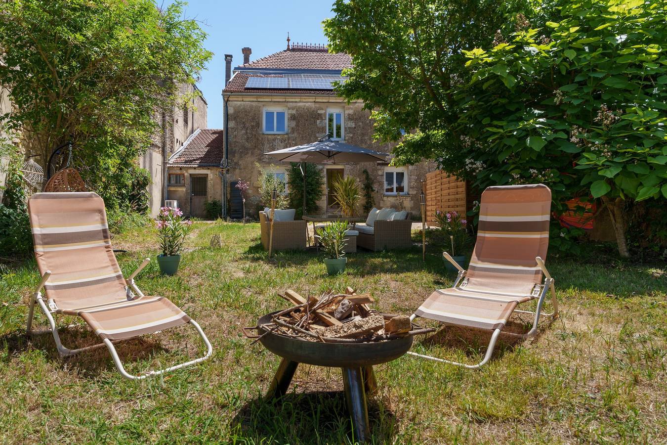 Logement entier : villa - Eyrans, France 10 voyageurs 5 chambres5 lits 4 salles de bain in Eyrans, Région de Blaye