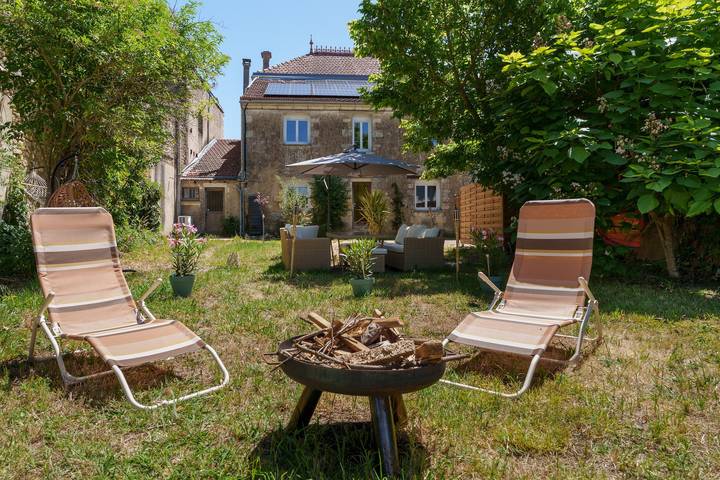 Villa intera a Eyrans, Francia: 10 ospiti, 5 camere, 5 letti, 4 bagni in Eyrans, Blaye e dintorni