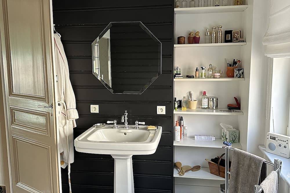 Maison de Maître en Plein de Cœur de Ville in Abrigo de La Madeleine, Lille region