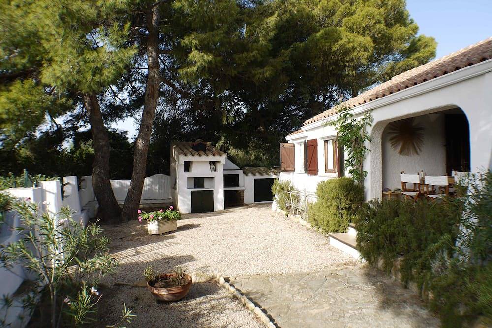 30 meters from the sea. 2 bedrooms, 2 bathrooms. Bbq. Wifi. Discounted ship tickets. in Cala Cipolla, Teulada
