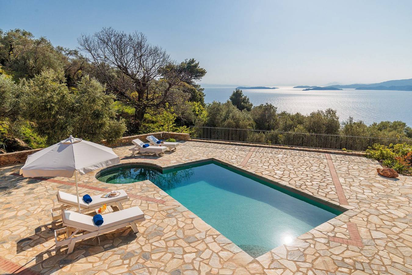 Villa Serelionis, Divine Sea Views, Private Pool, Spacious Furnished Terrace, Skopelos in Sporades
