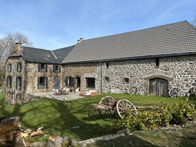 Gîte pour 6 personnes, avec jardin et terrasse dans Saint-Bonnet-de-Condat