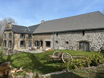 Gîte pour 6 personnes, avec terrasse et jardin dans le Cantal