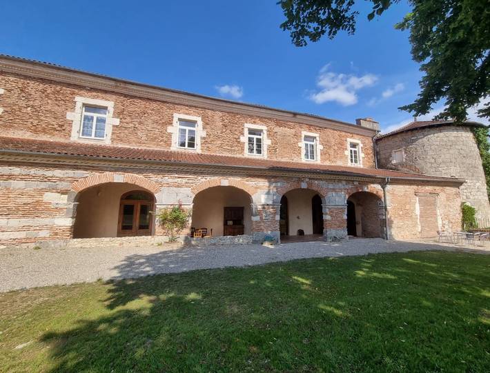 Gîte pour 20 personnes, avec Terrasse ainsi que Jardin et Piscine à Bourran
