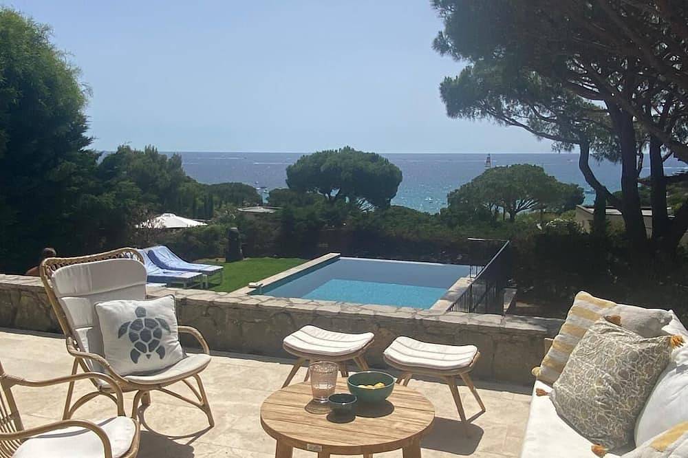 Saint-Tropez sea-view paradise, private swimming pool, 3 min from beach in l'Escalet, Ramatuelle