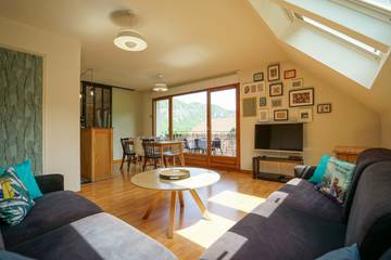 Cottage pour 6 personnes, avec balcon ainsi que sauna et piscine, adapté aux familles à Giez