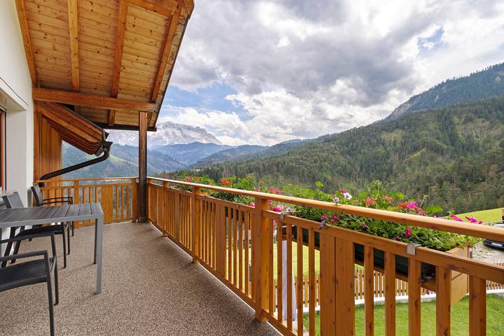Entire apartment, Holiday Home “Ciasa Funtanies Pütia” with Mountain View, Balconies & Wi-Fi in Pikolein, St. Martin in Thurn