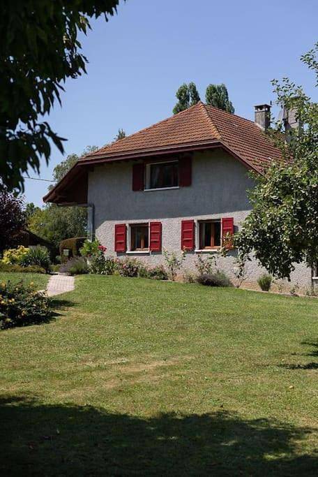 Location de vacances pour 10 personnes, avec piscine et jardin ainsi que vue et terrasse à Cusy