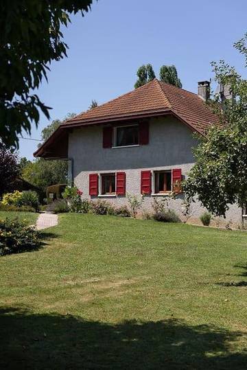 Gîte pour 10 personnes, avec vue et terrasse ainsi que piscine et jardin à Cusy